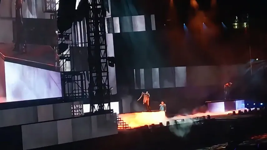 JJ Lin Concert Stage Folding LED Screen Live Stage Application